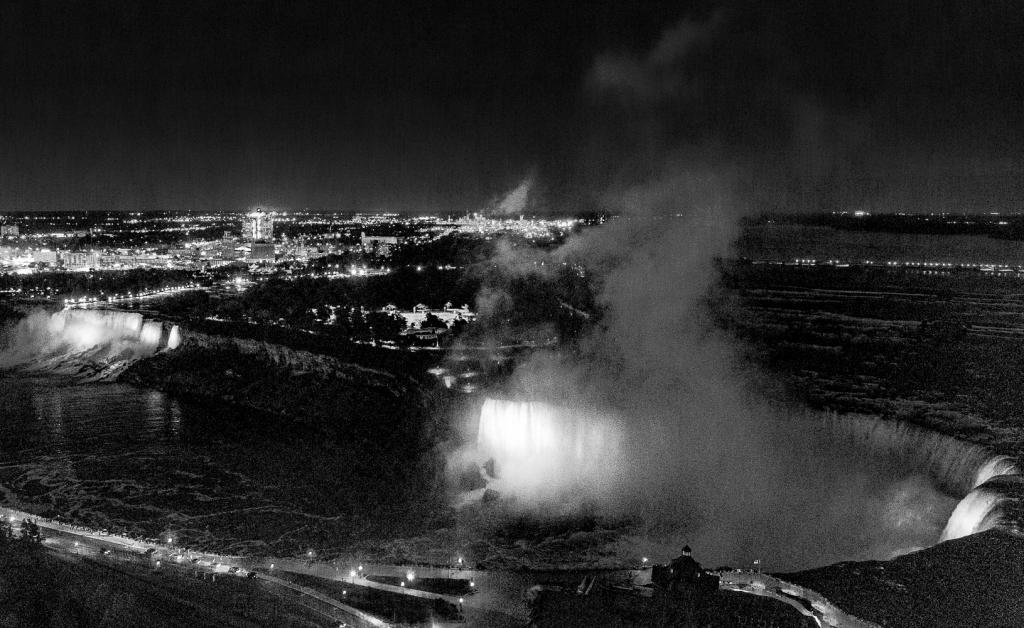 Niagara Falls by Ian Jefferyes